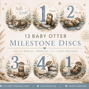 Op de afbeelding: Een set van 13 ronde mijlpaalkaartjes voor baby's met otter-illustraties, aquareltekeningen van otters, eucalyptus en pampasgras. De schijven tonen teksten zoals Hello World, maanden 1-11 en 1 Year met blauwe cijfers en bruine otters.