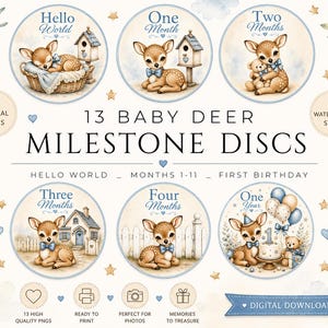 Op de afbeelding: Een set van 13 mijlpaalschijven met aquarelillustraties van reekalfjes in blauwtinten. De tekst bevat 13 BABY DEER MILESTONE DISCS, HELLO WORLD, MONTHS 1-11, FIRST BIRTHDAY en DIGITAL DOWNLOAD, omringd door kleine sterretjes en bladeren.