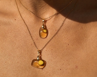 Colgante de Vidrio Fundido Original, Collar Ámbar Artesanal, Diseño Moderno en Acero Inoxidable Dorado, Regalo Personalizable para Mujer