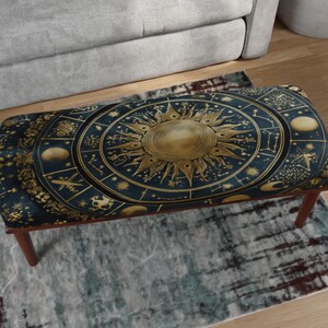 Panca pouf con simboli dello zodiaco celeste, rivestimento astrologico con sole e luna, seduta mistica e cosmica.