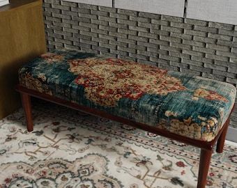 Vintage gestoffeerde bank, poef houten poten, zitgedeelte in entree, zitting decoratief tapijtpatroon