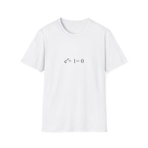 Puede incluir: Camiseta blanca de cuello redondo con la ecuación matemática "e^iπ + 1 = 0" impresa en negro. La camiseta está hecha de una tela suave y ligera, ideal para el uso diario.