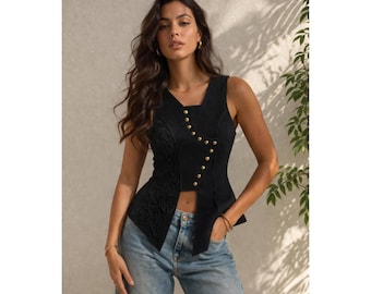 Top negro ajustado sin mangas con botones delanteros para mujer. Top casual chic.