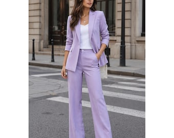 Conjunto de traje de mujer color lavanda, blazer y pantalón, atuendo elegante para la oficina.
