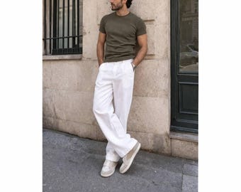 Pantalones blancos de hombre, de talle alto y corte recto, estilo casual y formal.
