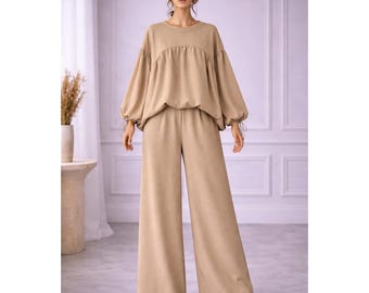 Conjunto de dos piezas de corte holgado para mujer con pantalones de pierna ancha y estilo minimalista.