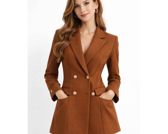 Blazer da donna marrone, giacca elegante e sartoriale per l'ufficio.