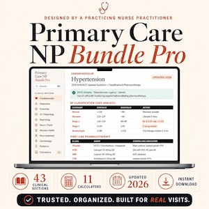 Op de afbeelding: Een laptop toont een medische gids, "Primary Care NP Bundle Pro", met informatie over hypertensie. Het scherm bevat grafieken en tekst, met de woorden "43 klinische secties", "11 calculators" en "Bijgewerkt 2026". Het ontwerp is voor verpleegkundigen.