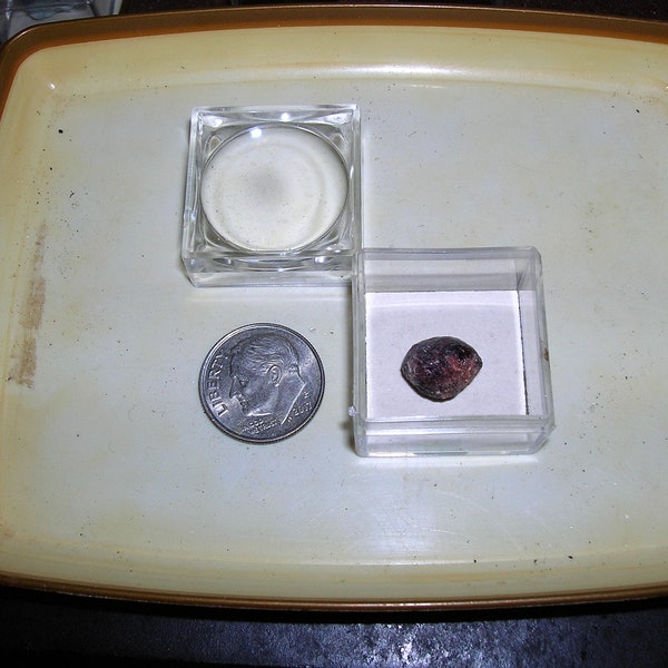 Pyrope Garnet Micromount in Magnifier box   M3303