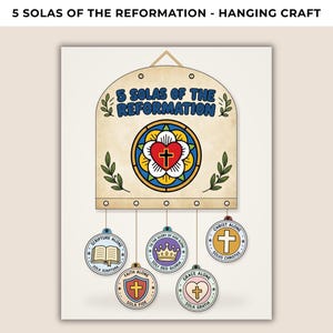 Può includere: Un oggetto decorativo da appendere intitolato 5 SOLAS OF THE REFORMATION con un emblema centrale in stile vetrata raffigurante un cuore rosso e una croce. Sotto pendono cinque ciondoli circolari, ognuno con un simbolo e testo, tra cui SCRIPTURE ALONE, FAITH ALONE, TO THE GLORY OF GOD ALONE, GRACE ALONE e CHRIST ALONE.