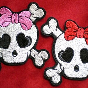 Calavera bordada pequeña y tibias cruzadas con arco de hierro en parche de apliques, apliques de niñas, parche de calavera, aspecto gótico, parche femenino