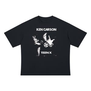 Pode incluir: Uma t-shirt preta de manga curta com uma impressão gráfica branca no peito. A impressão exibe o texto KEN CARSON no topo e TEEN X na parte inferior, rodeando uma imagem a preto e branco de alto contraste de uma pessoa a fazer sinais.