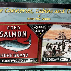 Puede incluir: Una taza de cerámica blanca con un asa negra y el texto "But First, Coffee" en negro, con una fuente de estilo manuscrito. La taza está sobre una superficie blanca.