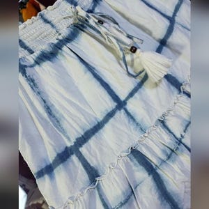 Falda Pilcro Anthropologie azul tie-dye estilo boho con fruncido y borlas, talla XL imagen 3
