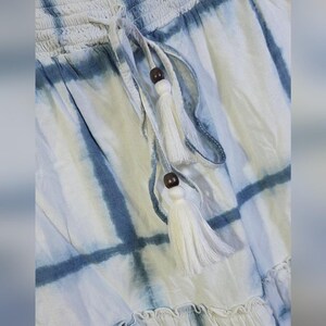 Falda Pilcro Anthropologie azul tie-dye estilo boho con fruncido y borlas, talla XL imagen 2