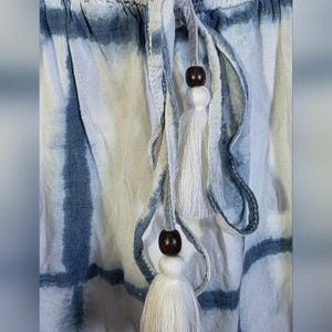 Falda Pilcro Anthropologie azul tie-dye estilo boho con fruncido y borlas, talla XL imagen 5