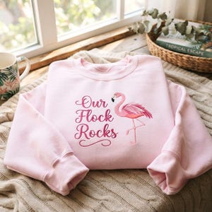 Broderad flamingotröja: Våra flockrockar, bomullsblandad tröja, djurälskare-tröja