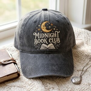 Czapka z bawełny z nadrukiem Midnight Book Club – haft – regulowany pasek