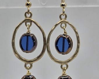 Gold und Blaue Glas Doppeltropfen baumeln Ohrringe. Art Deco Stil