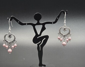 Zinn Herz Ohrringe mit rosa Swarovski Perlen - Handgefertigtes Schmuck.