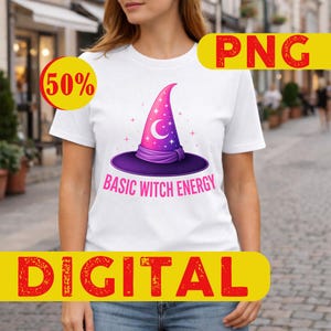 Op de afbeelding: Wit T-shirt met een heksenhoedontwerp in paars en roze, met een maan en sterren. De tekst "BASIC WITCH ENERGY" staat onder de hoed. De afbeelding bevat ook de tekst "PNG" en "DIGITAL".