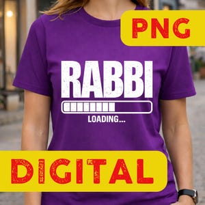 Könnte beinhalten: Ein violettes Kurzarm-T-Shirt mit dem weißen Schriftzug "RABBI" in einer fetten, abgenutzten Schriftart über einer weißen Ladebalkengrafik und dem Text "LOADING..." in Weiß. Das Design ist mittig auf der Vorderseite des Kleidungsstücks.