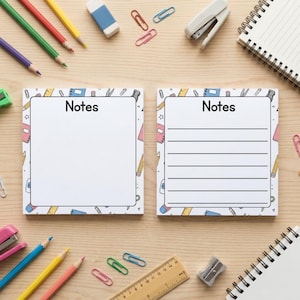Puede incluir: Dos blocs de notas cuadrados con un centro blanco y un borde con ilustraciones coloridas de material escolar. El bloc de la izquierda está en blanco y el de la derecha tiene líneas horizontales. Ambos tienen la palabra Notes impresa arriba.