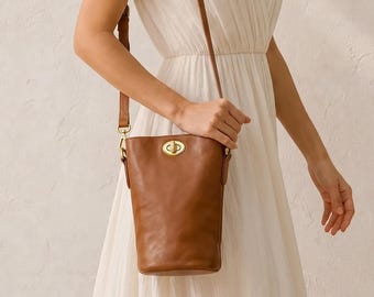 Handgemaakte volnerf lederen mini crossbody tas, minimalistische vintage lederen telefoontasje, rustige luxe schoudertas, kleine leren tas