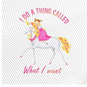 Pode incluir: Uma ilustração gráfica apresentando um unicórnio branco com um chifre amarelo e uma crina amarela decorada com flores cor-de-rosa. Uma criança de cabelo castanho em tranças usa um vestido rosa enquanto monta o unicórnio. O texto diz: I DO A THING CALLED What I want.