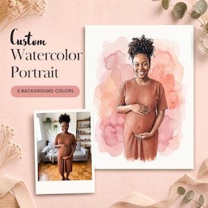 Pode incluir: Um retrato personalizado em aguarela de uma pessoa grávida com um vestido castanho sobre um fundo cor de pêssego. O texto diz Custom Watercolor Portrait e 5 BACKGROUND COLORS. Uma pequena fotografia mostra a mesma pessoa.