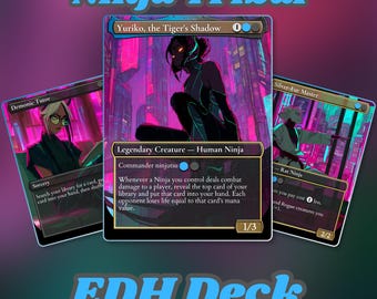 Puede incluir: Tres cartas de mazo EDH de Magic: The Gathering con un fondo de paisaje urbano púrpura y rosa. La carta central presenta un personaje ninja, con el texto "Yuriko, the Tiger's Shadow". Las otras cartas son "Demonic Tutor" y "Silver-Fur Master".