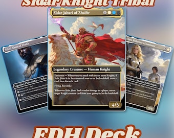 Puede incluir: Tres cartas coleccionables de Magic: The Gathering tituladas Sidar Knight Tribal EDH Deck. La carta central muestra a Sidar Jabari of Zhalfir, una criatura caballero humano legendaria sobre una montura blanca, flanqueada por Teferi Akosa y Dion.