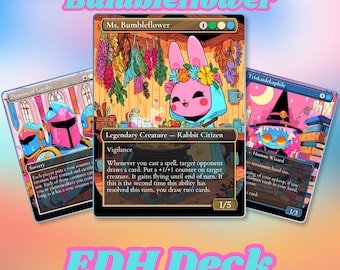 Puede incluir: Una colección de tres cartas coleccionables ilustradas. La carta central presenta un personaje de conejo rosa con una corona floral. Las otras cartas muestran arte de fantasía con texto. Las palabras "Bumbleflower" y "EDH Deck" también son visibles.