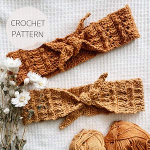 Może przedstawiać: Dwa brązowe opaski do włosów wykonane na szydełku z węzłem. Opaski leżą na białej, teksturowanej powierzchni. "CROCHET PATTERN" jest napisane białym kolorem na białym kole.