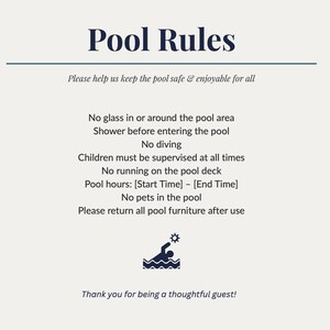 Könnte beinhalten: Cremefarbenes Schild mit den Worten „Poolregeln“ in Dunkelblau. Das Schild listet Regeln für die Poolnutzung auf, darunter kein Glas, kein Tauchen und die Aufsicht von Kindern. Unten befindet sich ein Schwimmer-Symbol.