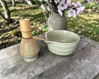Juego de vajilla zen de cerámica japonesa hecha a mano, regalo minimalista para el comedor, juego de té matcha, batidor de bambú, cuchara, cuenco chawan verde, juego ritual
