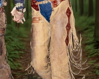 Westernchaps med hagelgevär och fransar för kvinnor | Cowboychaps i brunt mockaläder med verktyg | Ranchchaps i läder med ok