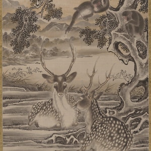 以下が含まれることがあります： アジア風の絵画で、斑点のある毛皮の2頭の鹿が野原で休んでいます。猿が上の木に止まっています。背景には山と水面が描かれており、すべてグレーと茶色の色合いで、金色の縁取りが施されています。