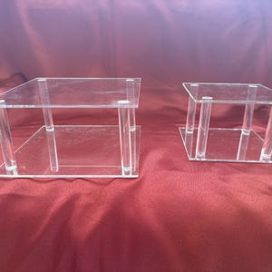 Puede incluir: Una tabla de cortar de madera hecha a mano con un acabado natural. La tabla rectangular tiene un surco para jugos y un asa. Dimensiones: aprox. 45 cm de largo, 30 cm de ancho y 2,5 cm de grosor.