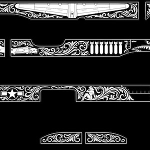 Può includere: Design grafico in bianco e nero con illustrazioni dettagliate di aerei d'epoca, bombe e una pin-up, il tutto incorniciato da volute ornate. Il design include un B-17 Flying Fortress, un aereo con la faccia da squalo e un'emblema a stella.