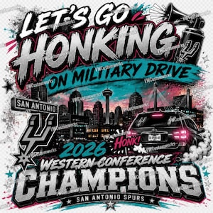 Pode incluir: Um design gráfico com o texto LET'S GO HONKING ON MILITARY DRIVE e 2026 WESTERN CONFERENCE CHAMPIONS SAN ANTONIO SPURS. A imagem inclui o horizonte de San Antonio, um SUV preto, o logótipo de uma equipa de basquetebol e uma buzina.