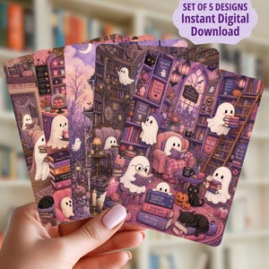 Può includere: Un set di cinque stampe d'arte digitale con scene di biblioteche dai toni viola con fantasmi, gatti neri, zucche e libri. Il testo recita SET OF 5 DESIGNS Instant Digital Download e include vari titoli di libri nelle illustrazioni.