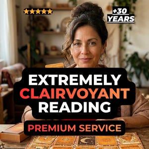 Könnte beinhalten: Eine Frau sitzt an einem Holztisch mit Tarotkarten, einer Kerze und einer Schachtel. Das Bild enthält den Text "EXTREMELY CLAIRVOYANT READING PREMIUM SERVICE" und "+30 YEARS". Das Bild hat auch fünf goldene Sterne.