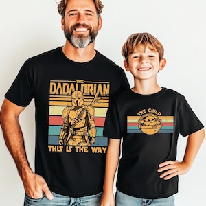 Dadalorian-skjorta, Mandalorian pappa och son-tröja, Star Wars-familjetröja, fars dag-present, Mandalorian och Baby Yoda matchande tröjor bild 1