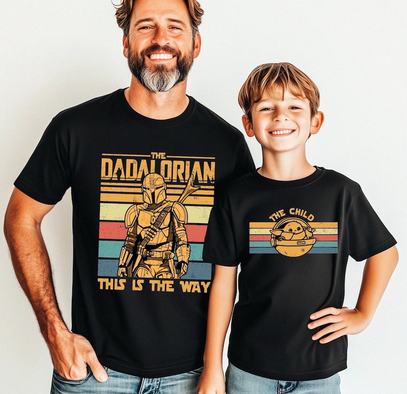 Dadalorian-skjorta, Mandalorian pappa och son-tröja, Star Wars-familjetröja, fars dag-present, Mandalorian och Baby Yoda matchande tröjor bild 1
