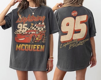 chemise vintage couleurs confort Lightning McQueen, chemise Cars Disney Pixar, t-shirt graphique McQueen rétro, chemise voyage vacances en famille Disney 2026