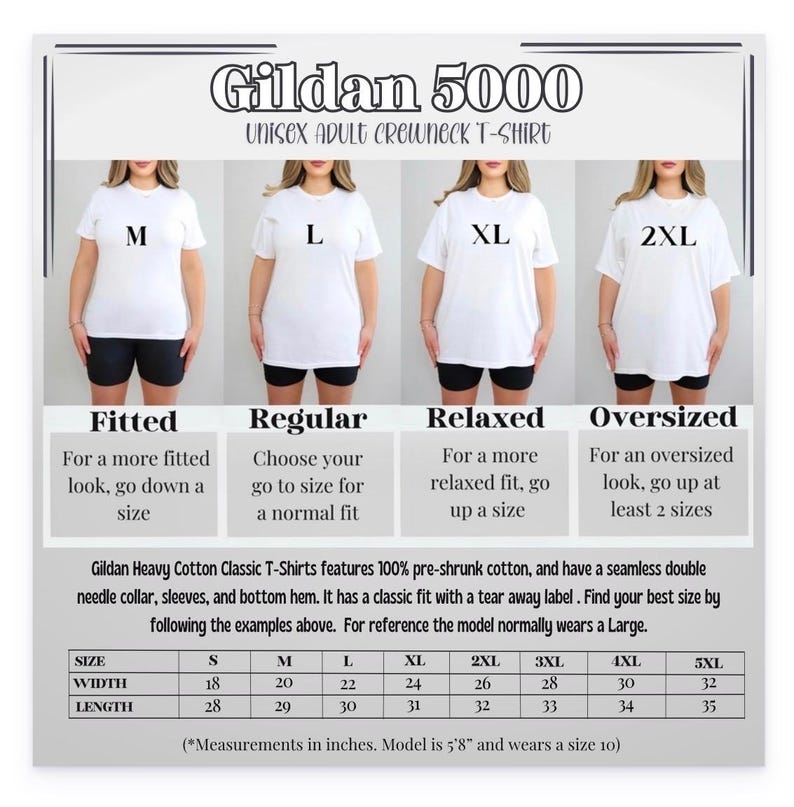 K&ouml;nnte beinhalten: Produktbild eines Gildan 5000 Unisex-Erwachsenen-Crewneck-T-Shirts. Die Gr&ouml;&szlig;en M, L, XL und 2XL werden gezeigt. Die wei&szlig;en T-Shirts werden mit schwarzen Shorts pr&auml;sentiert. Die Gr&ouml;&szlig;entabelle enth&auml;lt Ma&szlig;e in Zoll, die auch in Zentimetern angegeben sind.