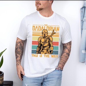 Dadalorian-skjorta, Mandalorian pappa och son-tröja, Star Wars-familjetröja, fars dag-present, Mandalorian och Baby Yoda matchande tröjor bild 3