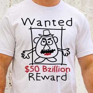 K&ouml;nnte beinhalten: Wei&szlig;es T-Shirt mit einer schwarz-roten Grafik. Die Grafik zeigt eine Cartoon-Kartoffel-Figur in einem Fahndungsplakat mit dem Text "Wanted" dar&uuml;ber und "$50 Billion REWARD" darunter.