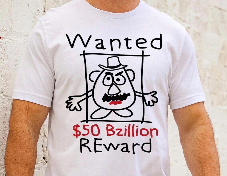 K&ouml;nnte beinhalten: Wei&szlig;es T-Shirt mit einer schwarz-roten Grafik. Die Grafik zeigt eine Cartoon-Kartoffel-Figur in einem Fahndungsplakat mit dem Text "Wanted" dar&uuml;ber und "$50 Billion REWARD" darunter.